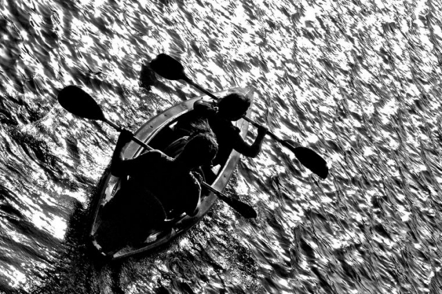 disfrutando de un paseo en kayak por el lago